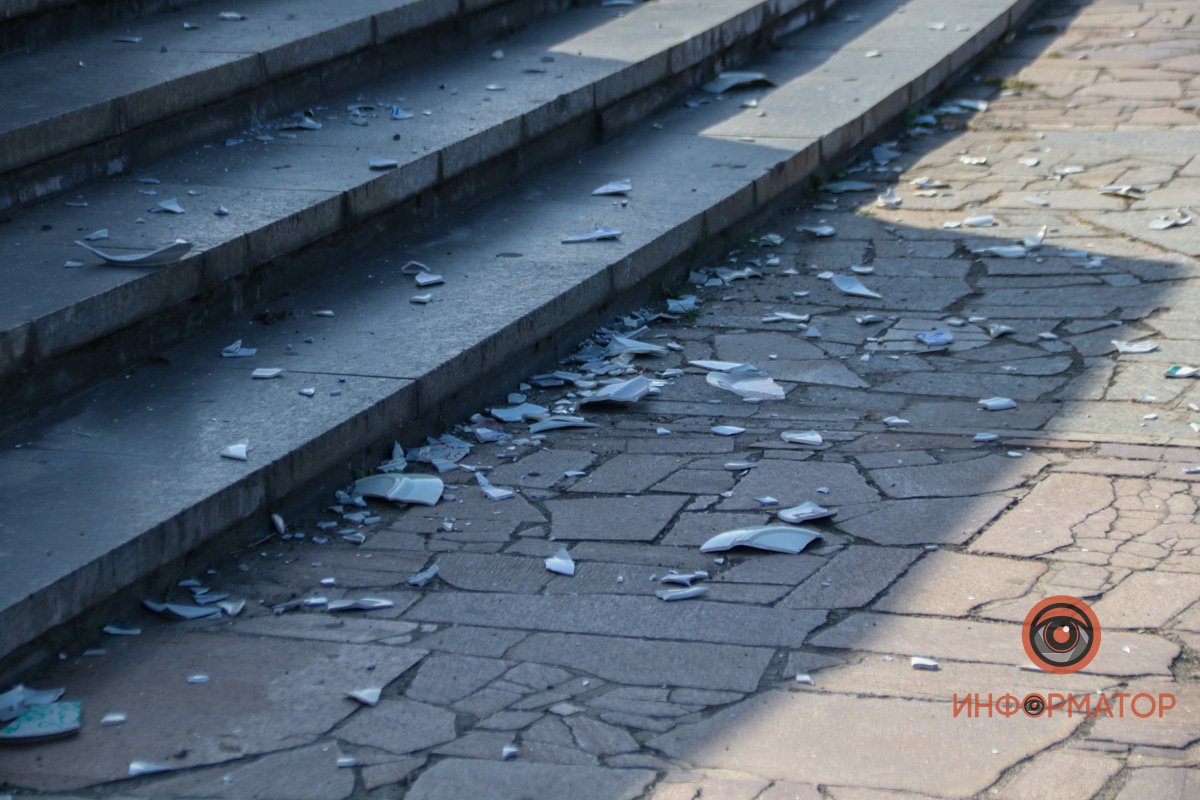 В Днепре возле цирка люди бьют тарелки: что происходит 19