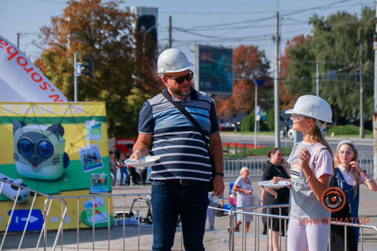 В Днепре возле цирка люди бьют тарелки: что происходит 20