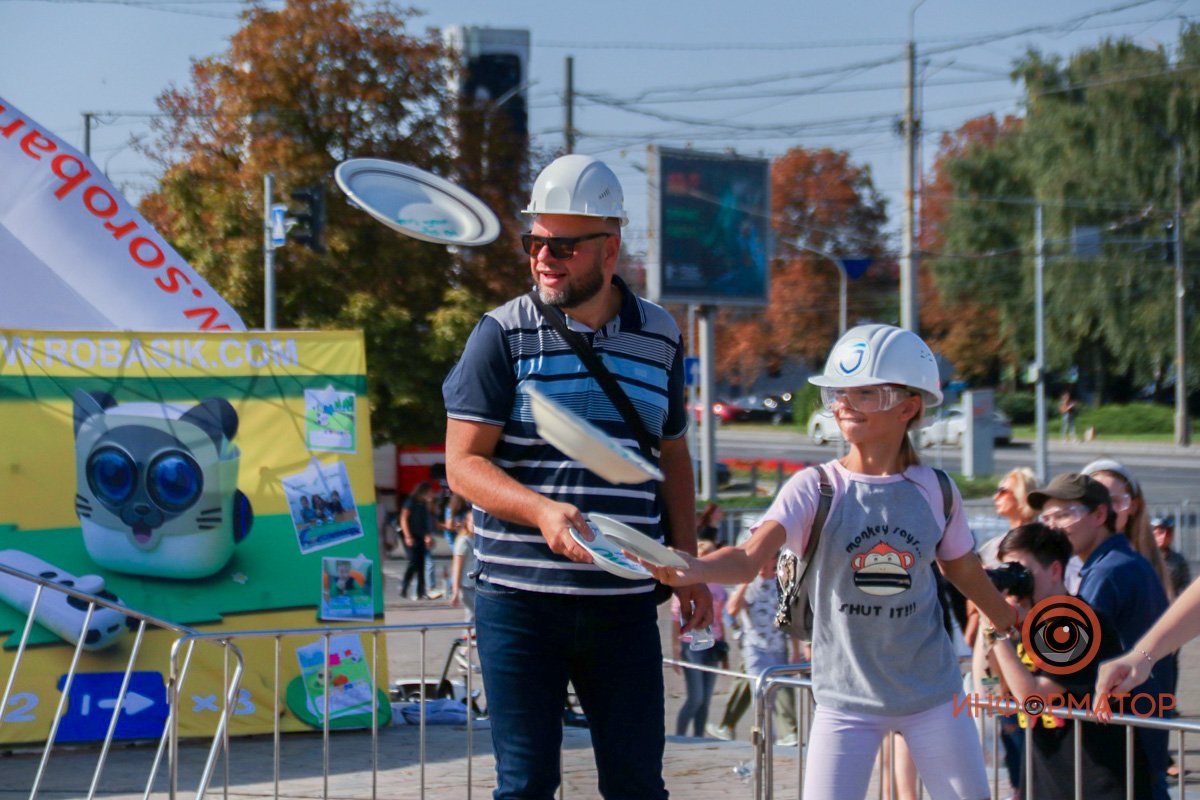 В Днепре возле цирка люди бьют тарелки: что происходит 21