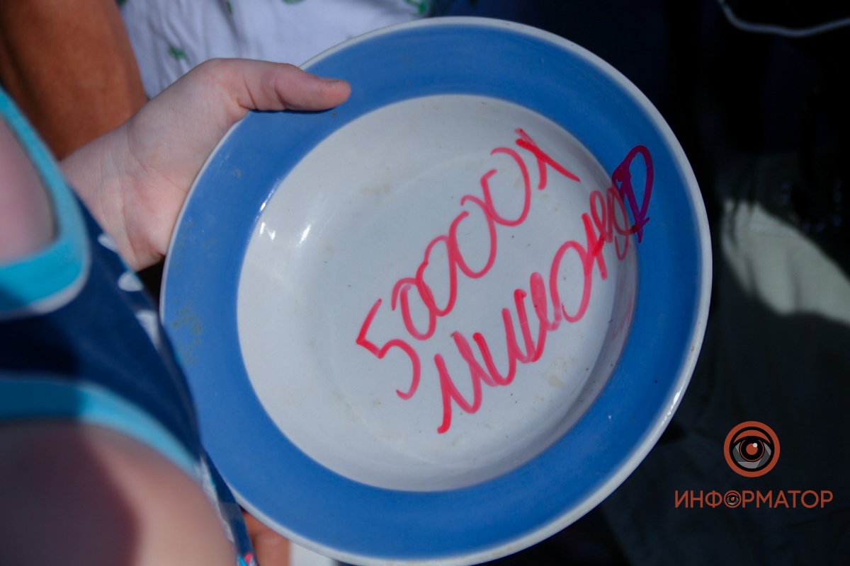 В Днепре возле цирка люди бьют тарелки: что происходит 22