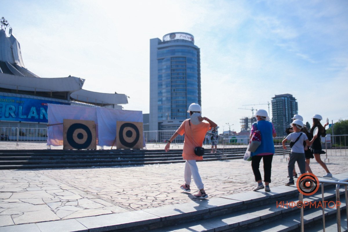 В Днепре возле цирка люди бьют тарелки: что происходит 24