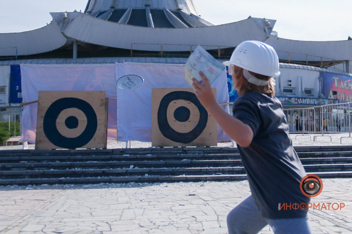 В Днепре возле цирка люди бьют тарелки: что происходит 25