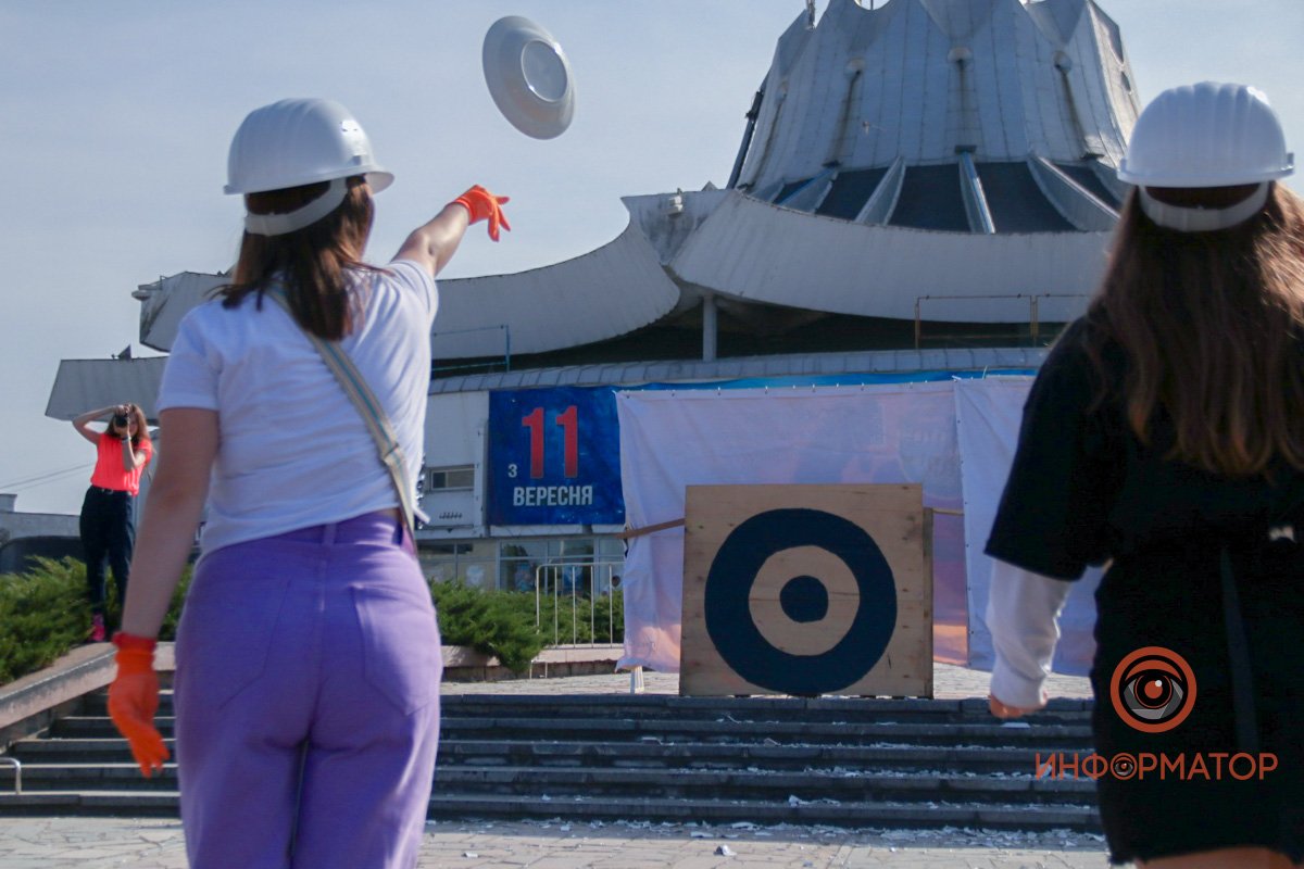 В Днепре возле цирка люди бьют тарелки: что происходит 26