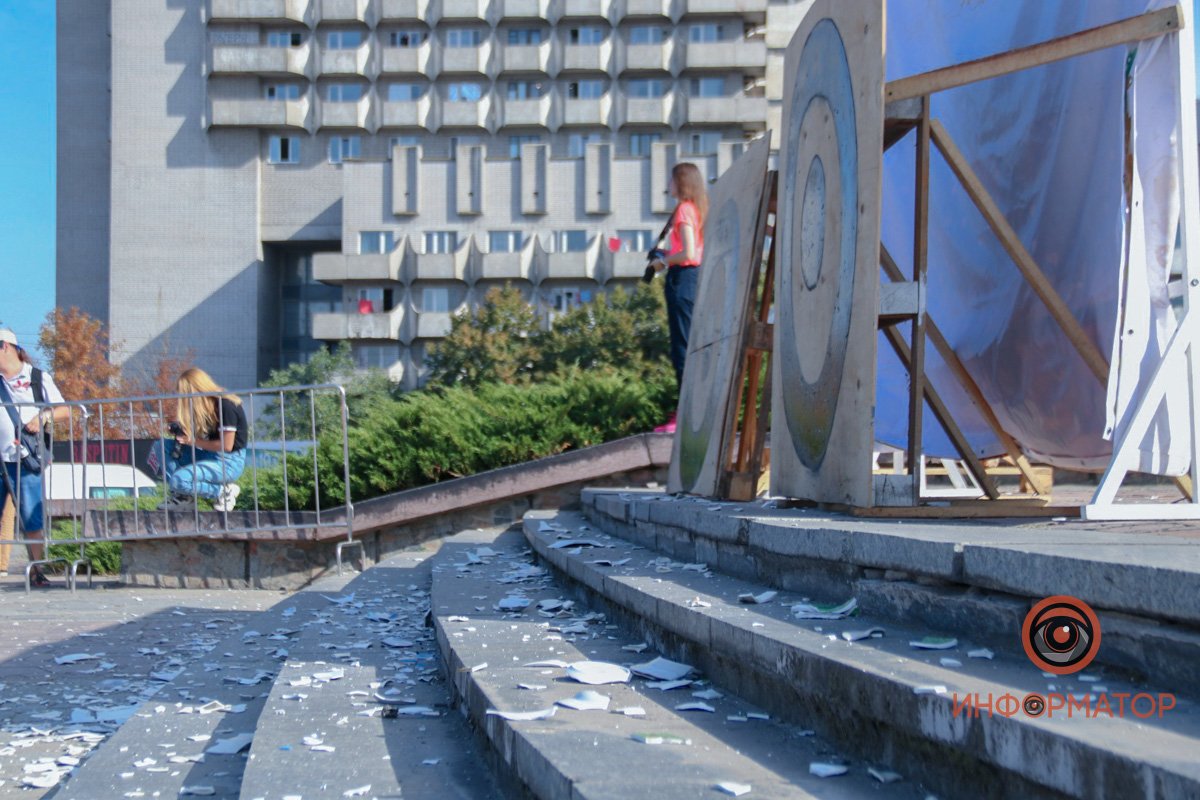 В Днепре возле цирка люди бьют тарелки: что происходит 27