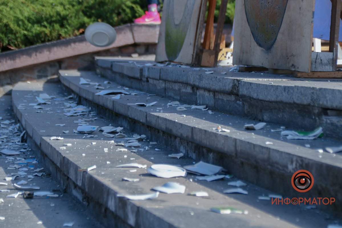 В Днепре возле цирка люди бьют тарелки: что происходит 28