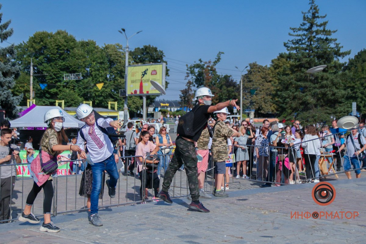 В Днепре возле цирка люди бьют тарелки: что происходит 29