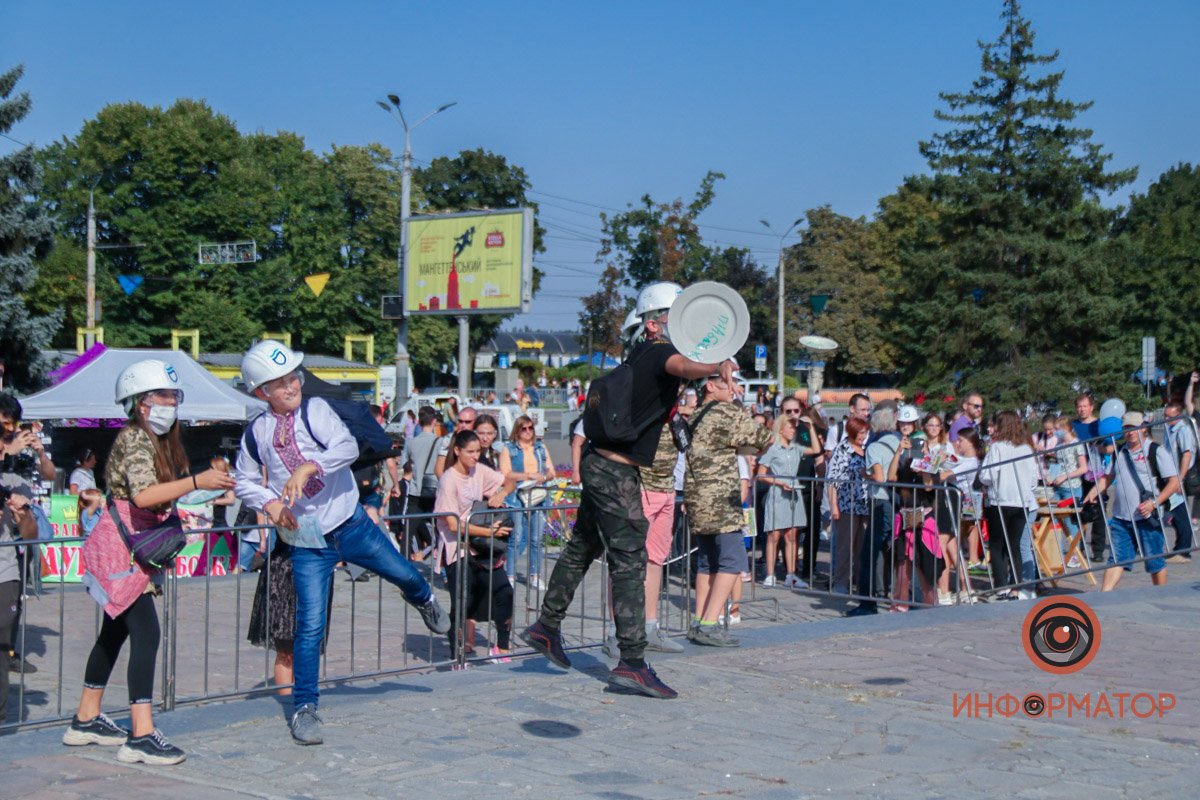 В Днепре возле цирка люди бьют тарелки: что происходит 30