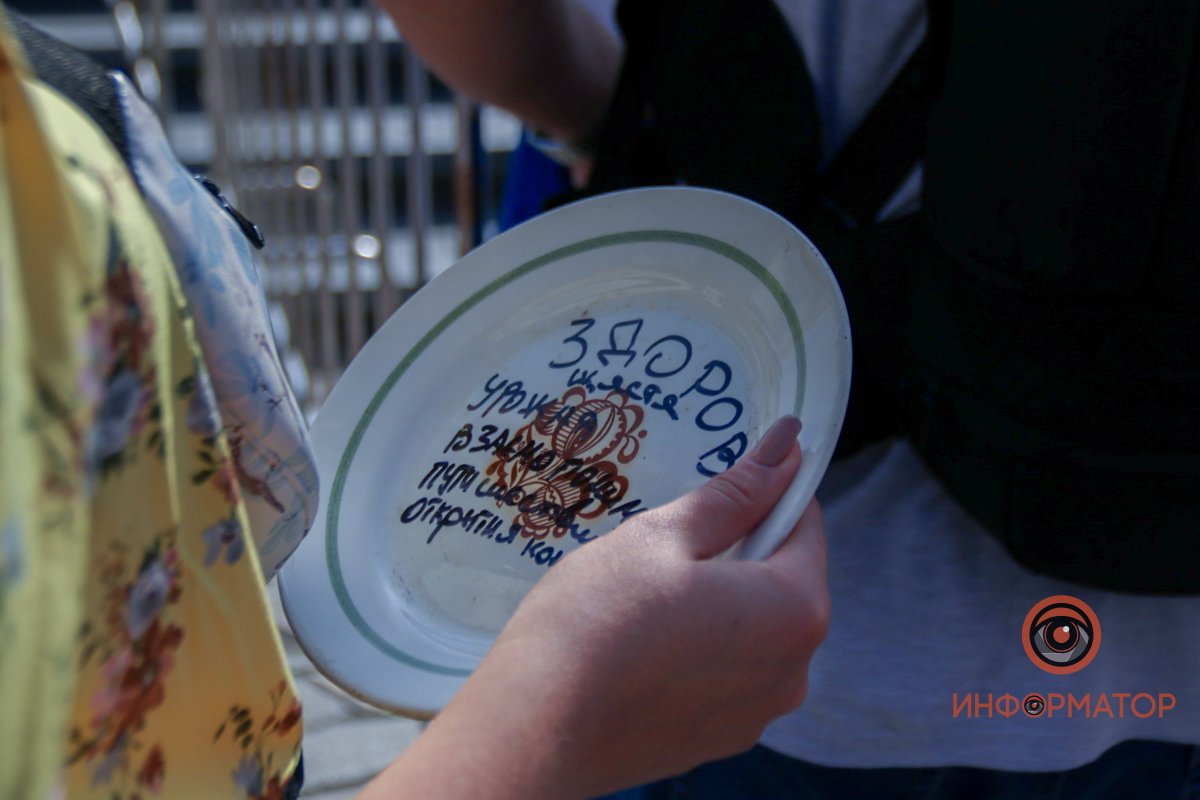 В Днепре возле цирка люди бьют тарелки: что происходит 31