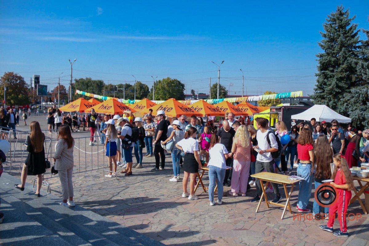 В Днепре возле цирка люди бьют тарелки: что происходит 32