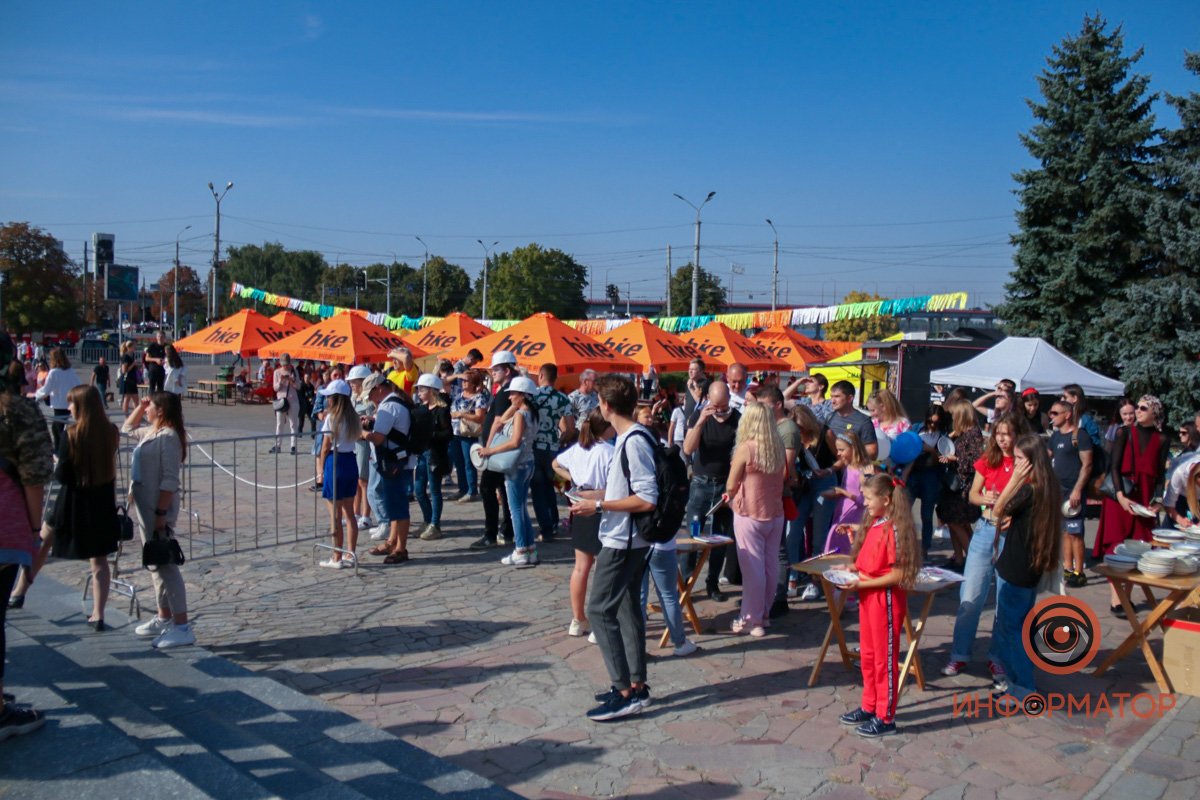 В Днепре возле цирка люди бьют тарелки: что происходит 33