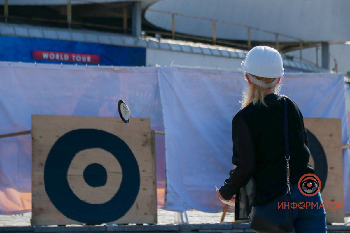 В Днепре возле цирка люди бьют тарелки: что происходит 34