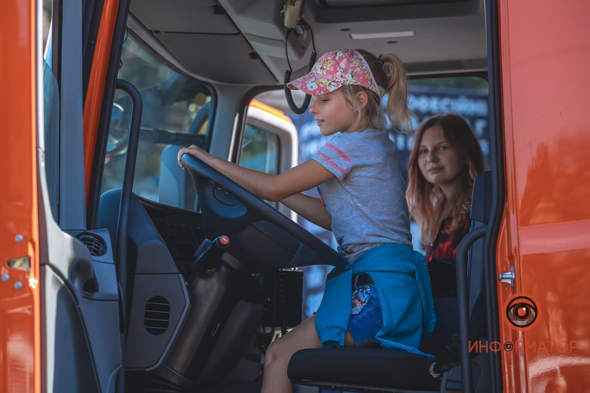 В Днепре детям разрешили "поуправлять" пожарными машинами 1