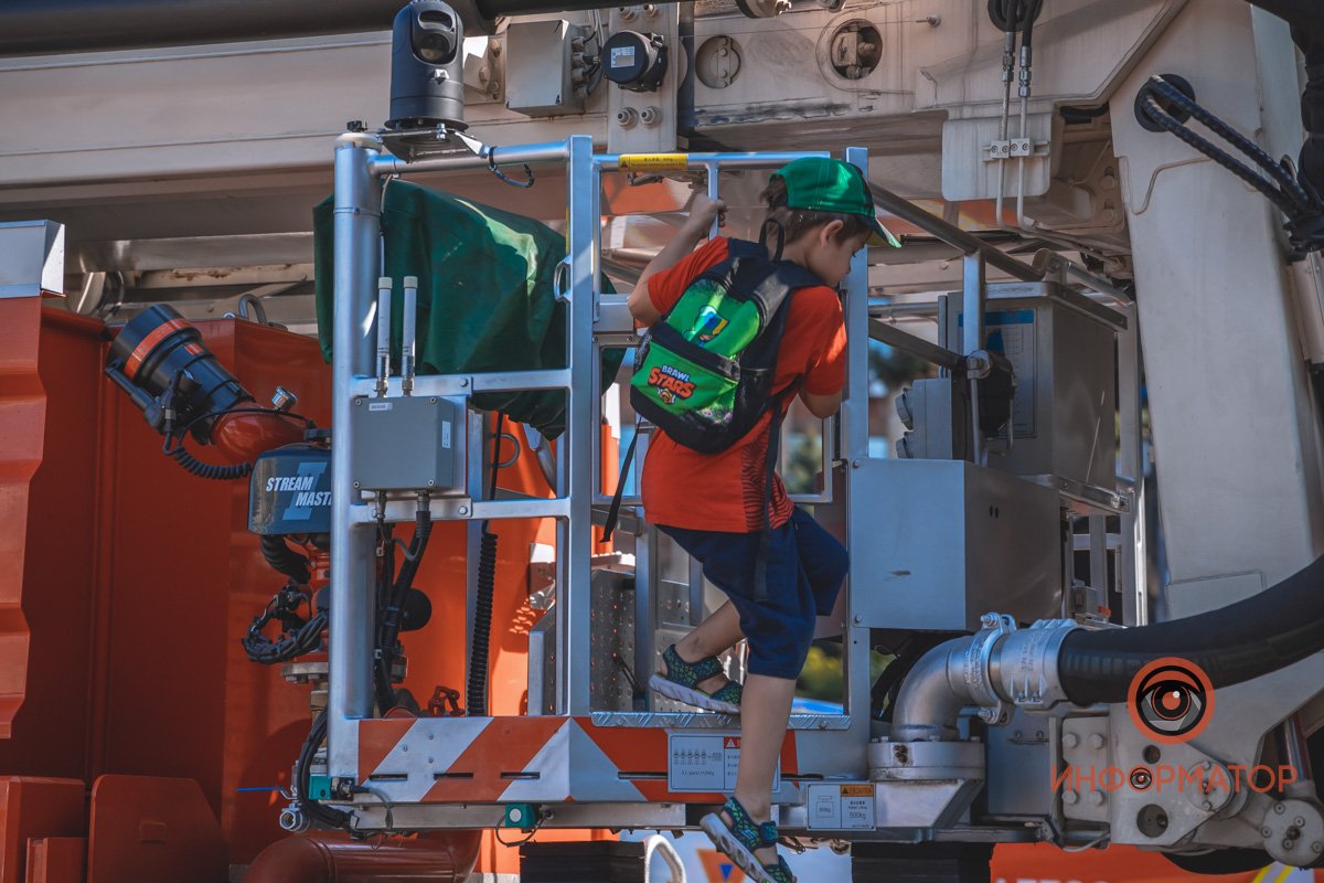 В Днепре детям разрешили "поуправлять" пожарными машинами 4