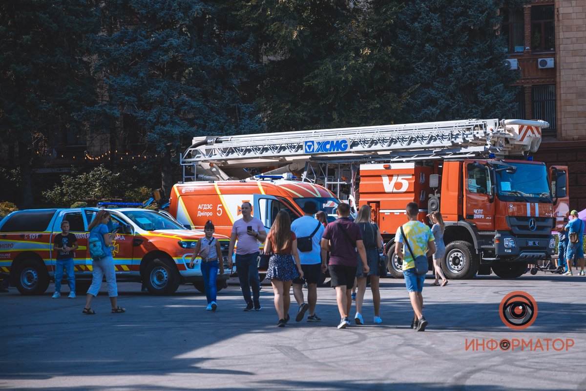 В Днепре детям разрешили "поуправлять" пожарными машинами 6