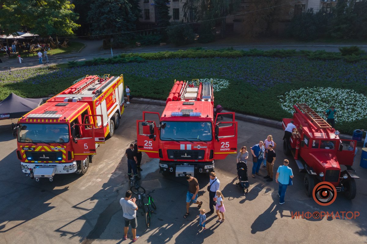 В Днепре детям разрешили "поуправлять" пожарными машинами 7