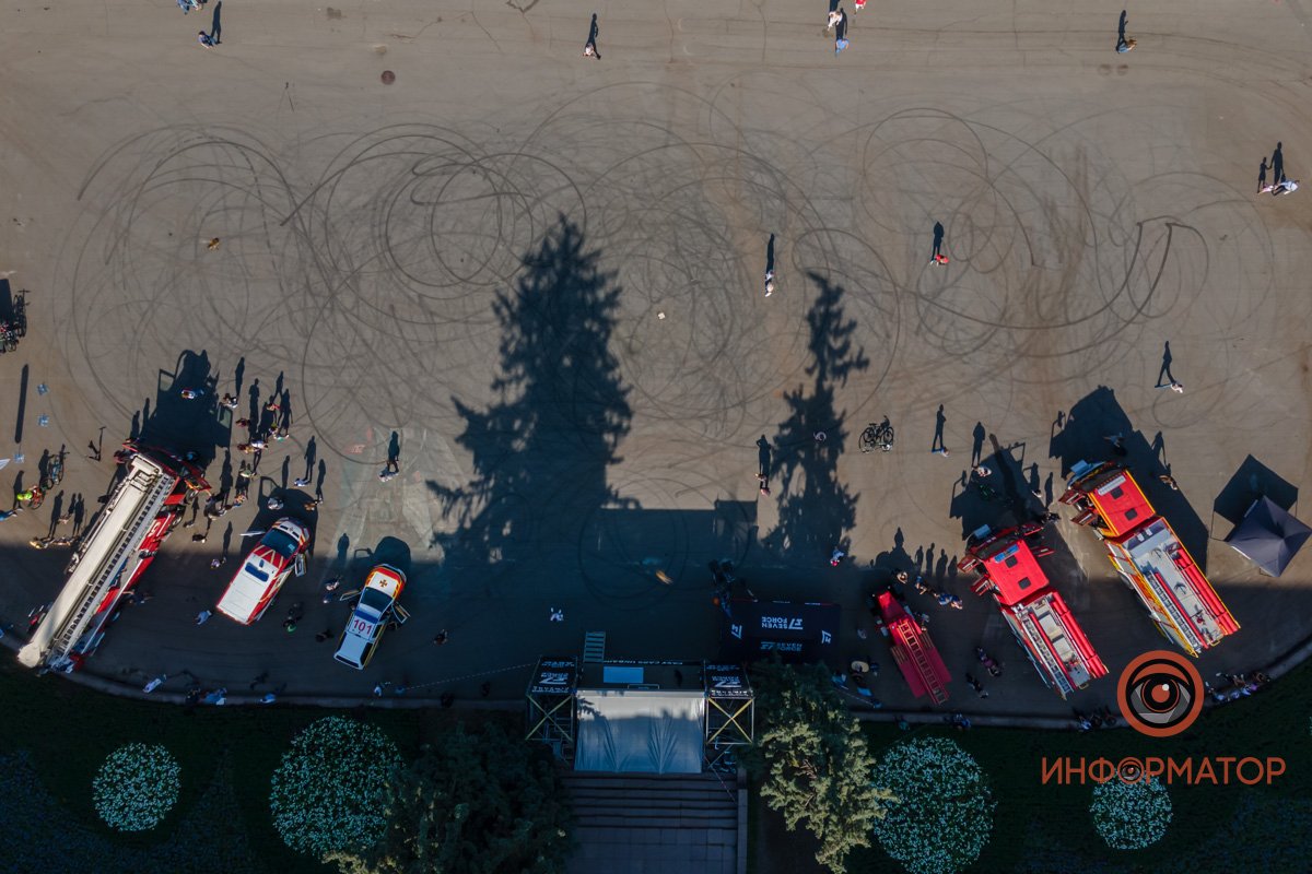 В Днепре детям разрешили "поуправлять" пожарными машинами 8