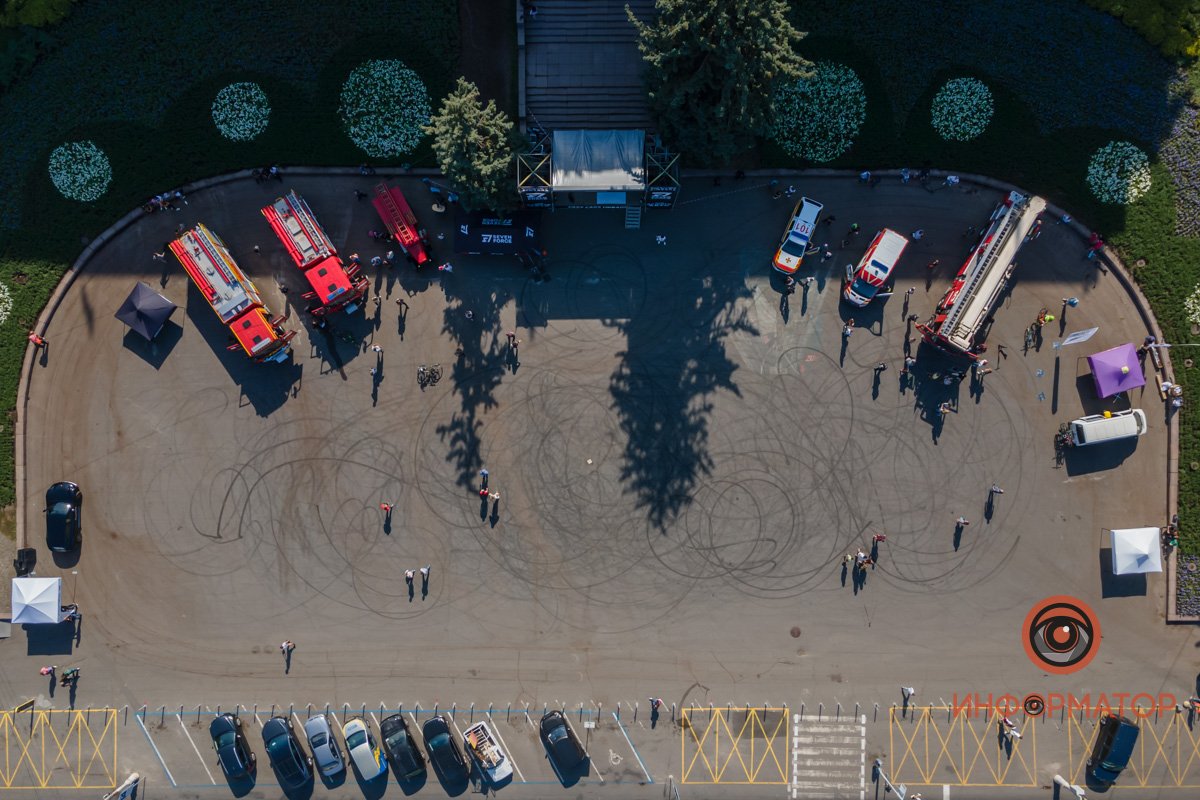 В Днепре детям разрешили "поуправлять" пожарными машинами 9