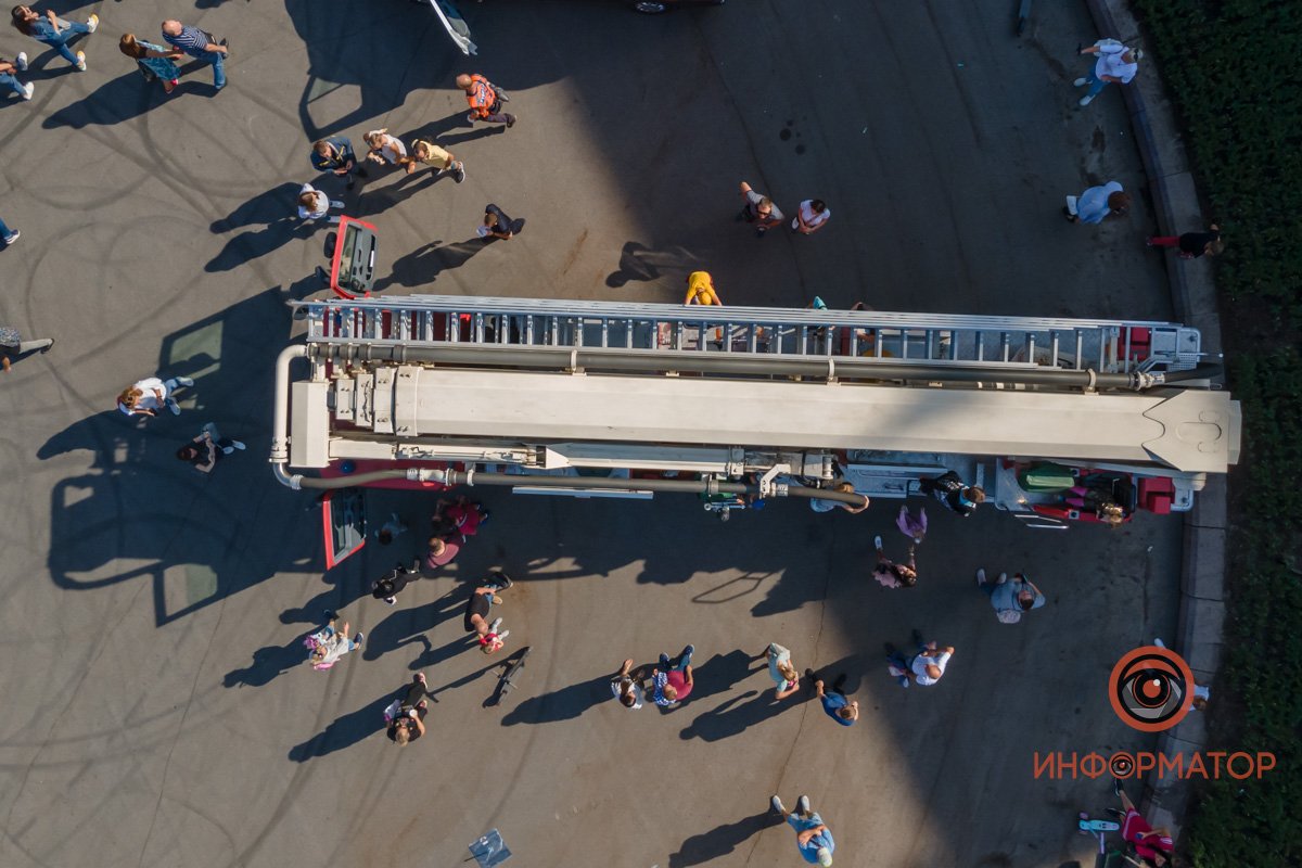 В Днепре детям разрешили "поуправлять" пожарными машинами 11