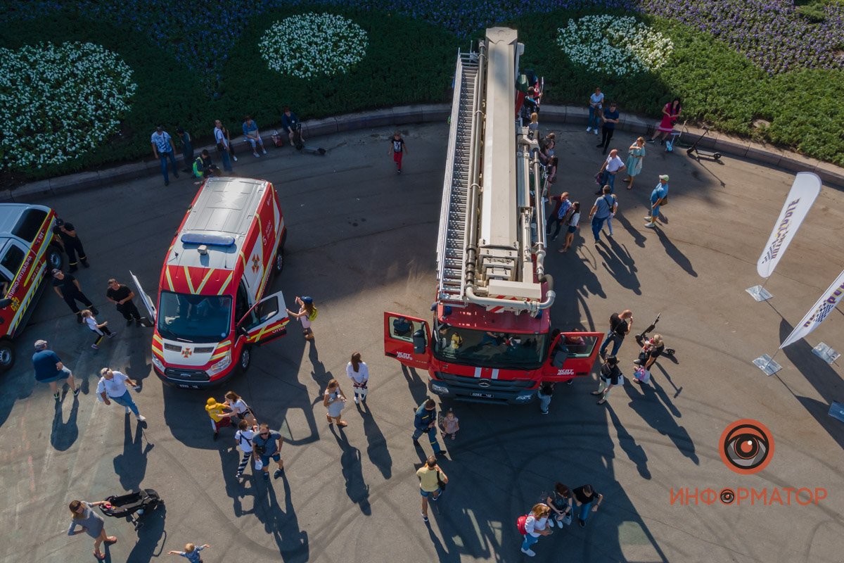 В Днепре детям разрешили "поуправлять" пожарными машинами 12