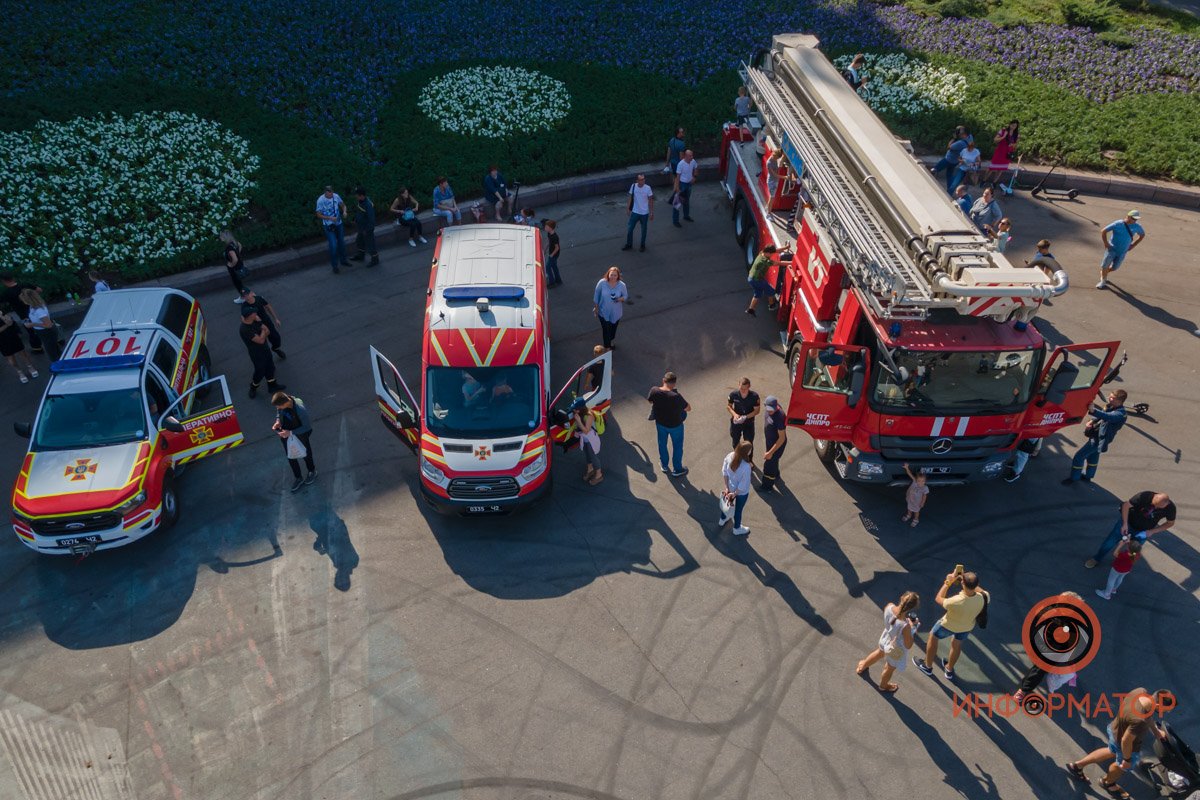 В Днепре детям разрешили "поуправлять" пожарными машинами 13