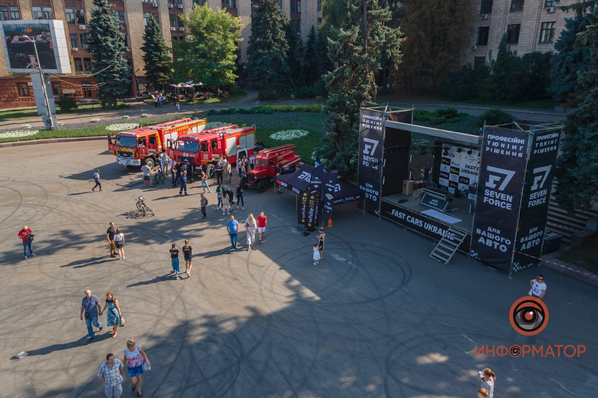 В Днепре детям разрешили "поуправлять" пожарными машинами 14