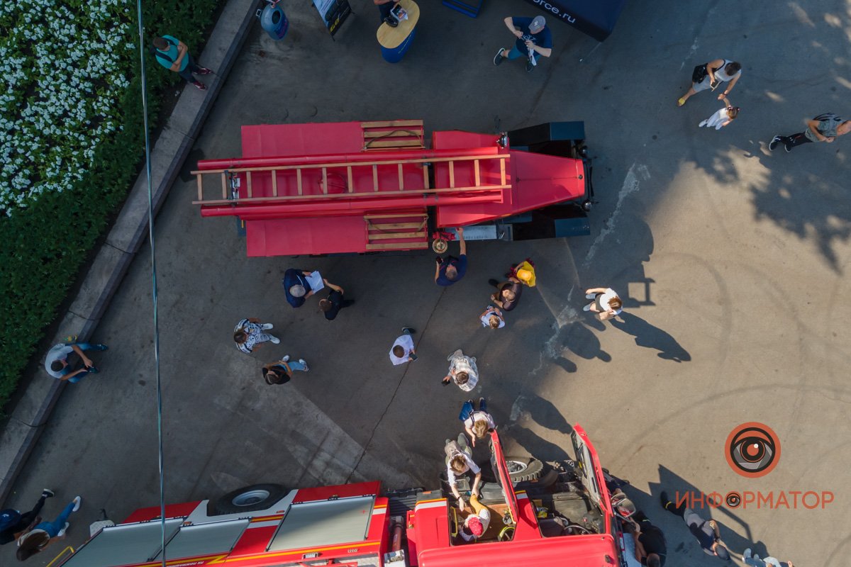 В Днепре детям разрешили "поуправлять" пожарными машинами 15