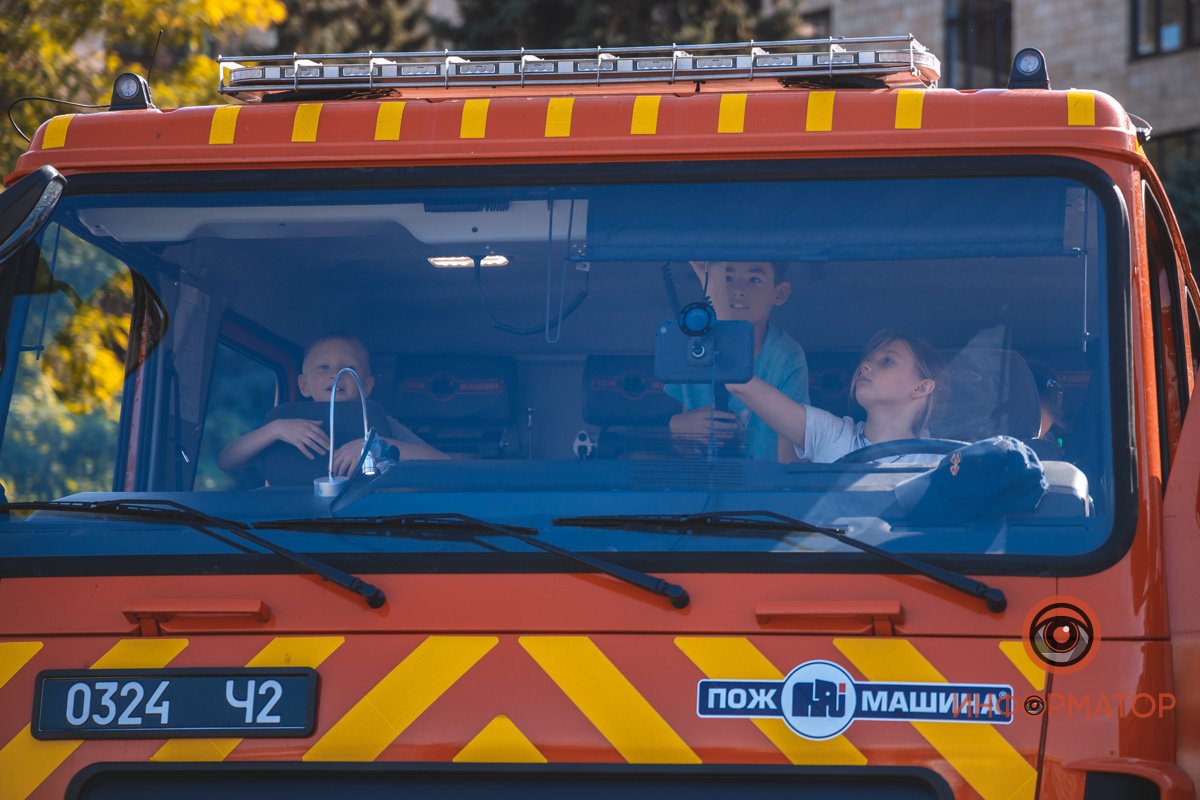 В Днепре детям разрешили "поуправлять" пожарными машинами 18