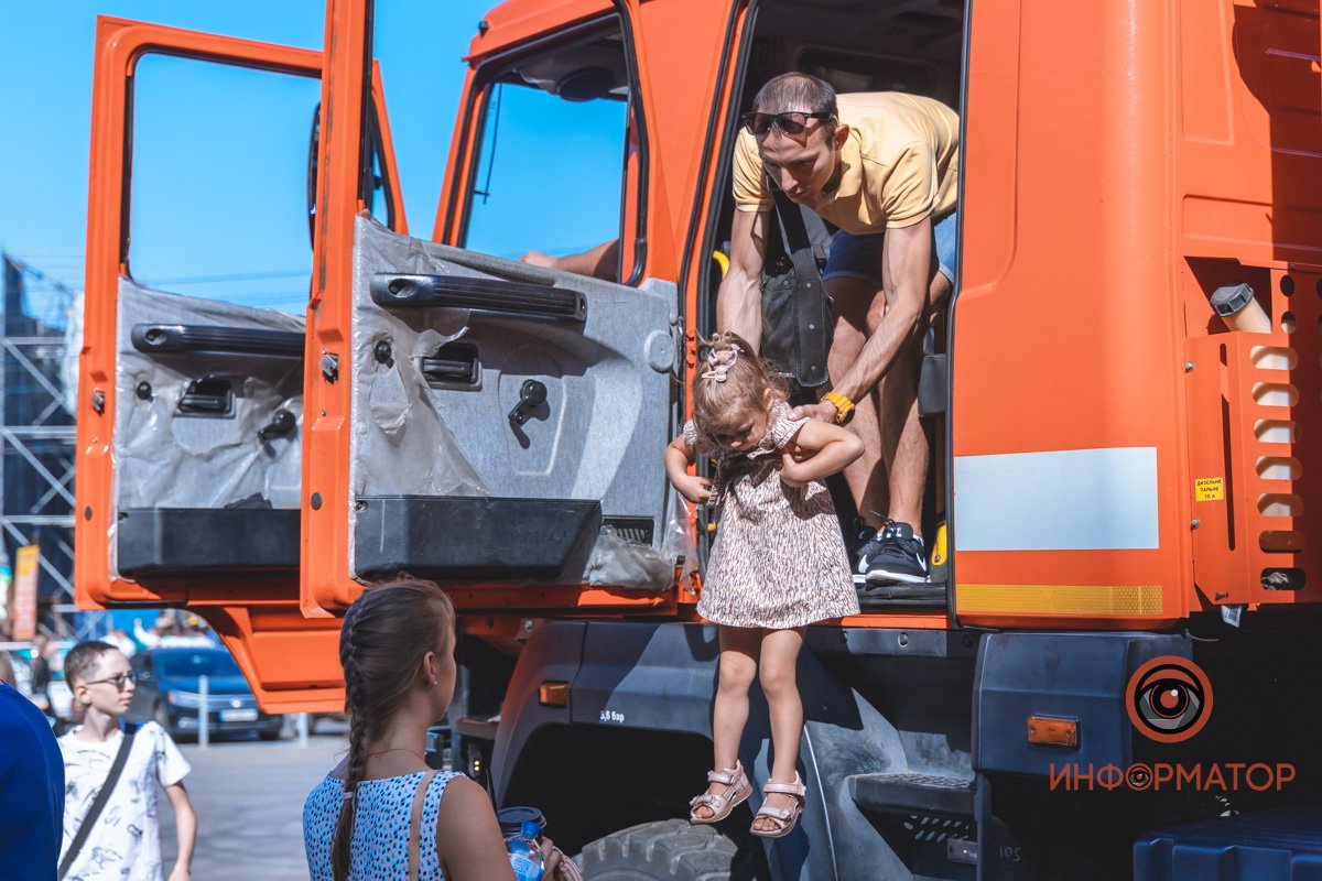 В Днепре детям разрешили "поуправлять" пожарными машинами 21