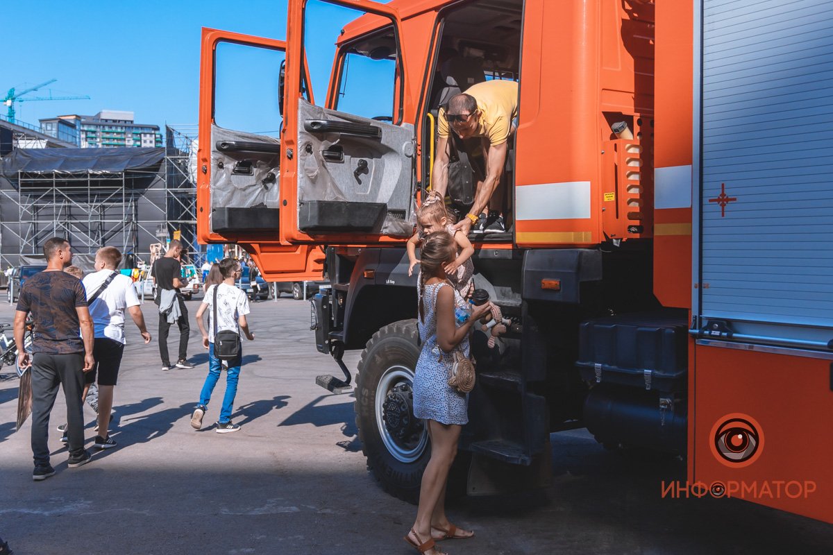 В Днепре детям разрешили "поуправлять" пожарными машинами 22