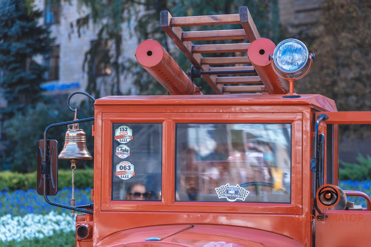 В Днепре детям разрешили "поуправлять" пожарными машинами 23