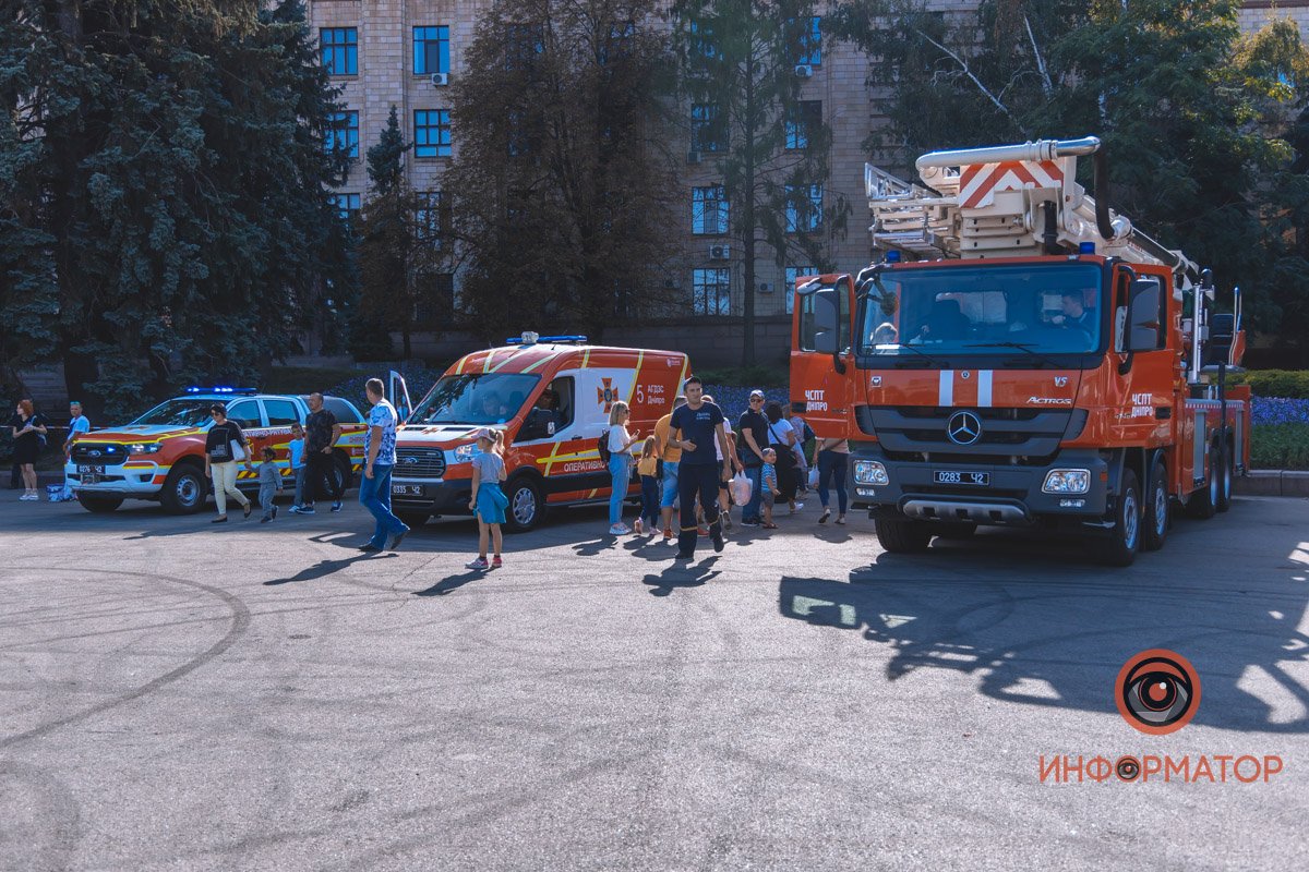 В Днепре детям разрешили "поуправлять" пожарными машинами 25
