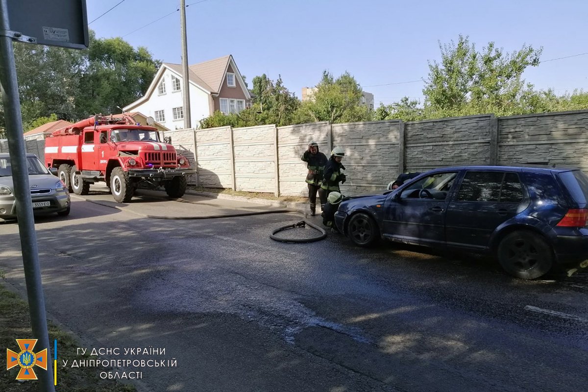 На улице Володи Дубинина на ходу загорелся автомобиль Volkswagen На улице Володи Дубинина на ходу загорелся автомобиль Volkswagen