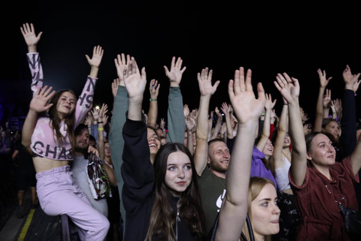 В Днепре День города завершили шоу Dnipro Light Flowers, претендующим стать самой масштабной артинсталляцией в мире 2