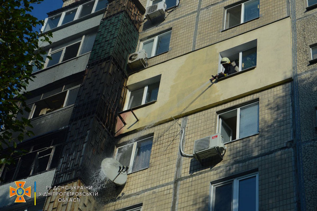 Огонь перекинулся еще на три балкона