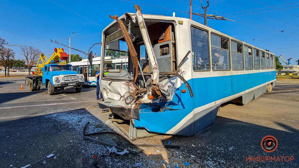 Повреждения трамвая спереди 