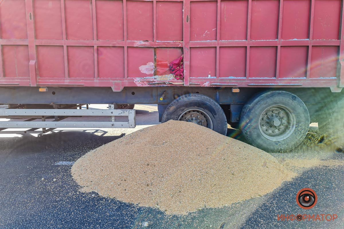 Грузовик вез зерно. Сейчас оно просто лежит на дороге 