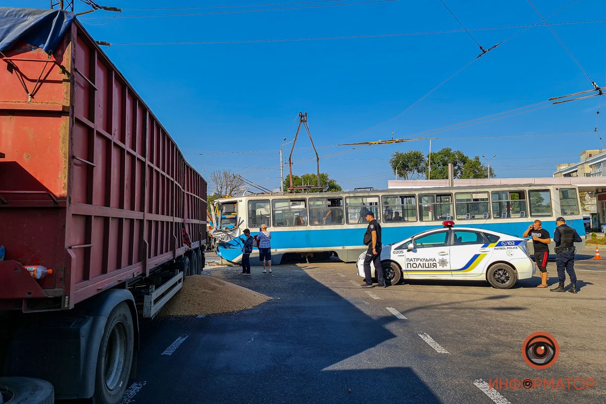 С водителем зерновоза проводится беседа 