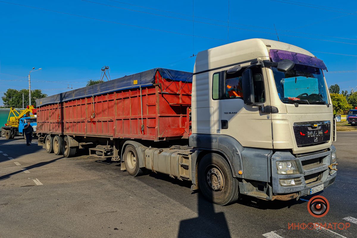 Грузовик стал причиной аварии 