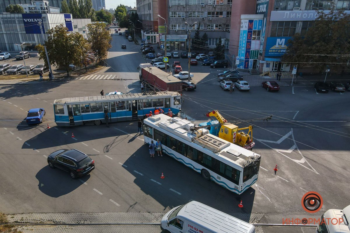 В Днепре возле речпорта столкнулись трамвай и зерновоз: есть пострадавшие 20