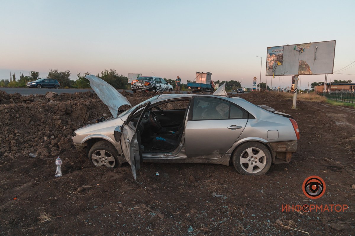 Машина стоит на обочине и не препятствует движению 