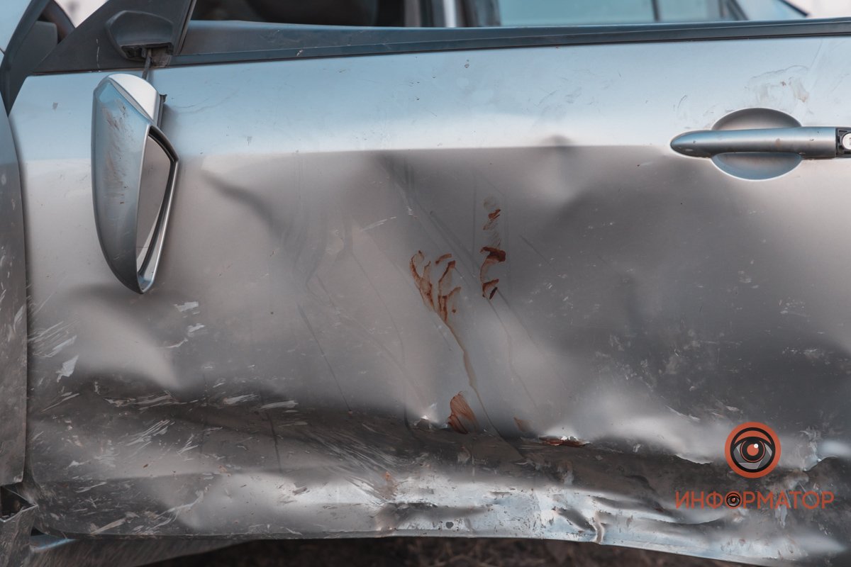 Водитель получил несколько ссадин, пассажира увезли на скорой 