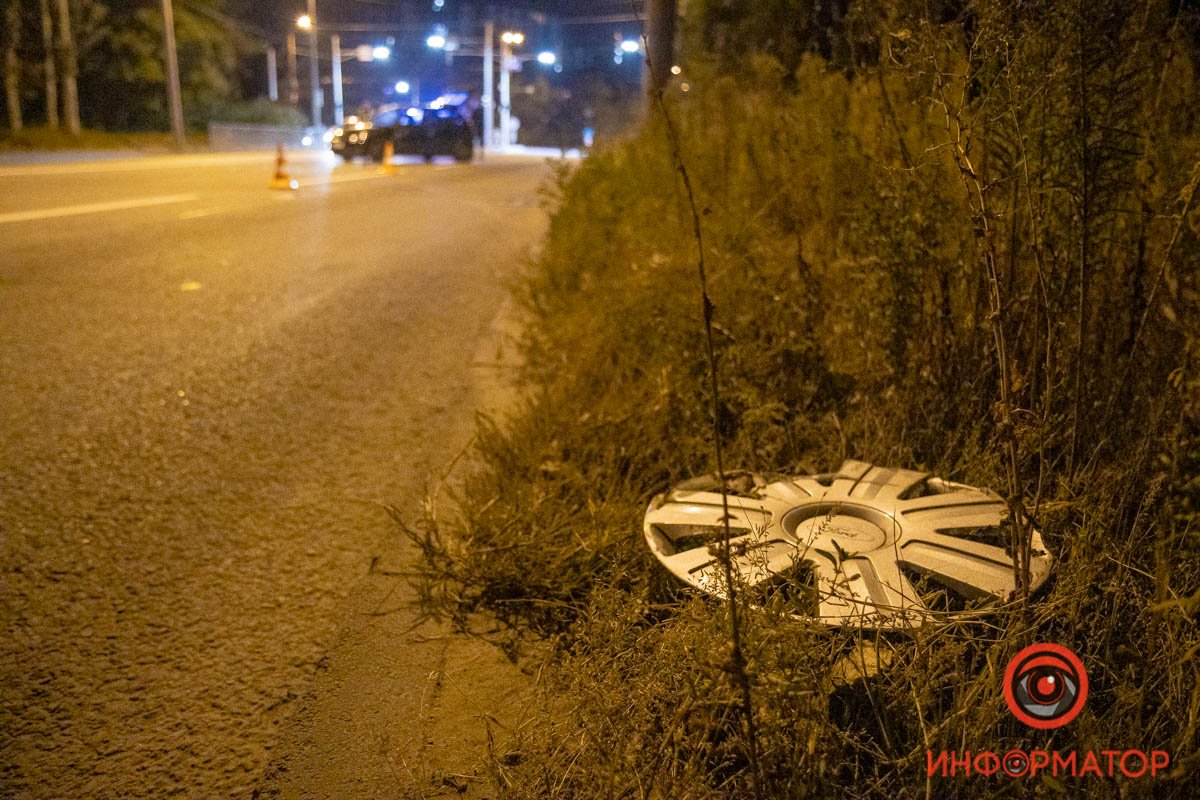 В результате столкновения Ford перевернулся, а Daewoo вылетел на обочину