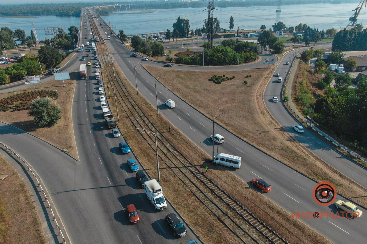 Образовалась пробка на выезде 