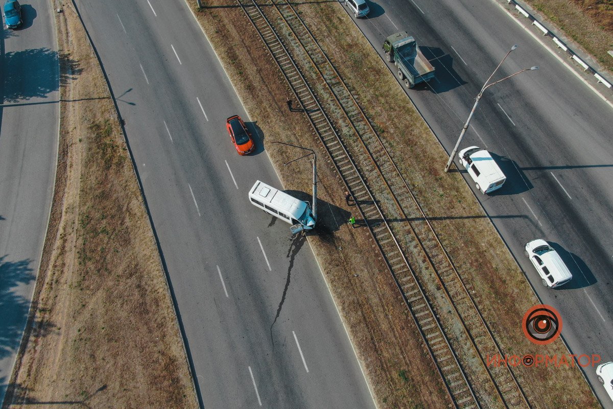 Маршрутка заняла одну полосу движения 