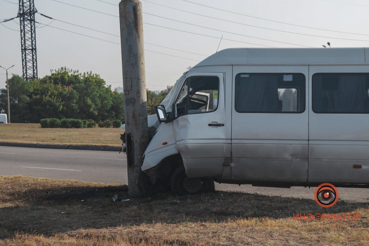 Перед маршрутки очень смят 