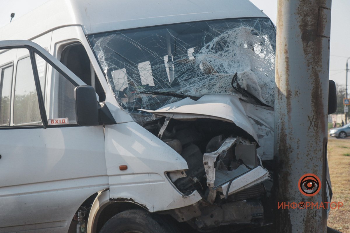 Эвакуатор должен забрать маршрутку с проезжей части 