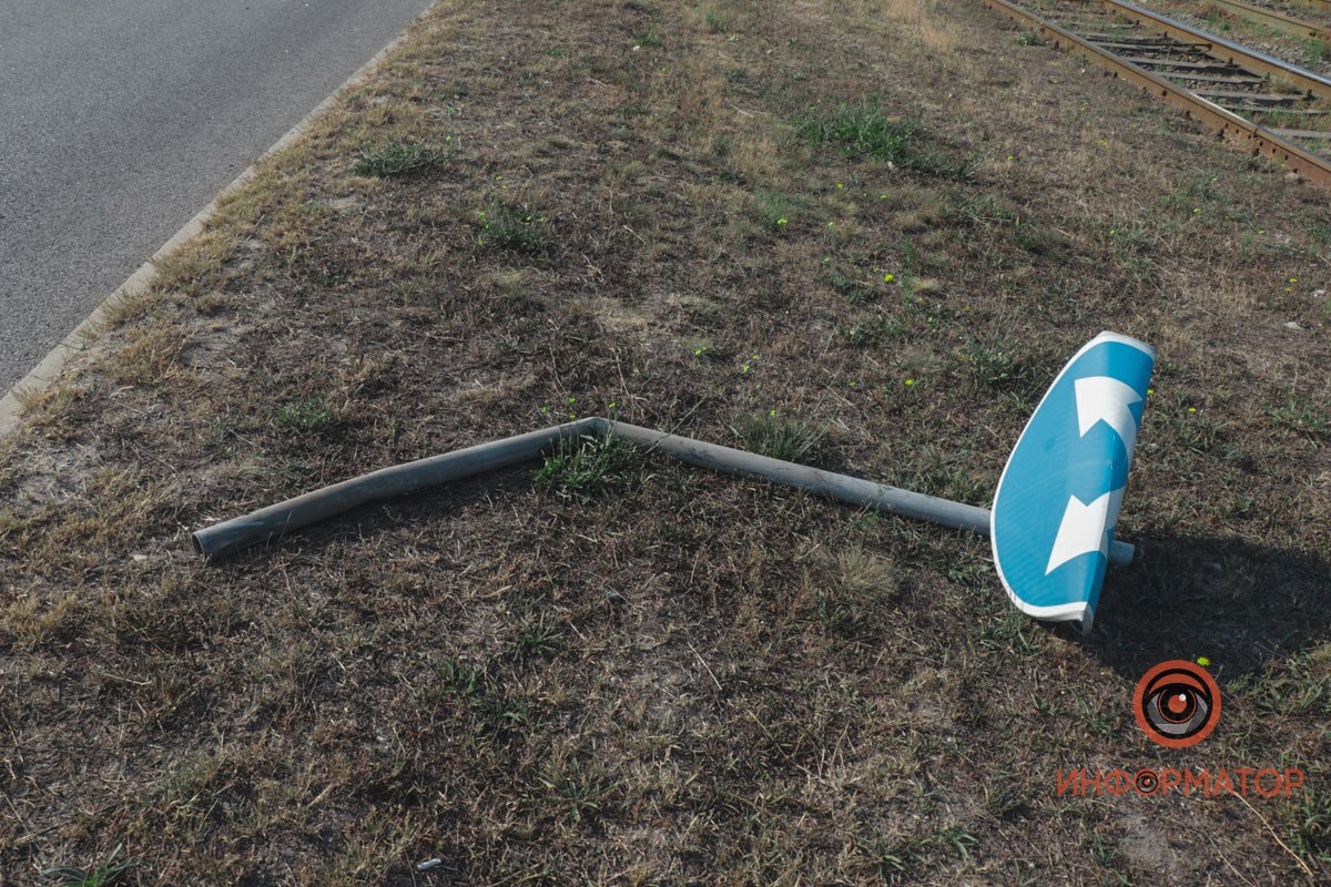 Будьте внимательны, сбит дорожный знак 