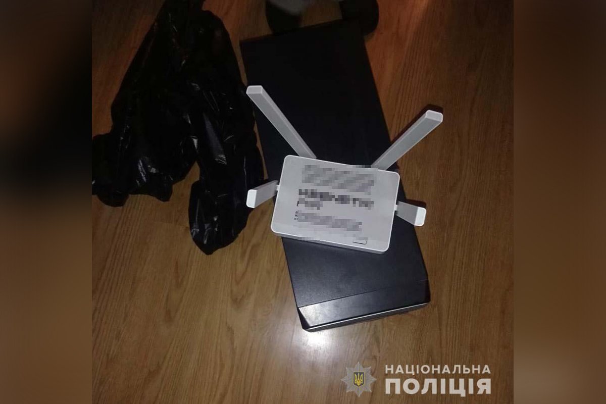 Правоохранители изъяли системный блок и wi-fi роутер Правоохранители изъяли системный блок и wi-fi роутер