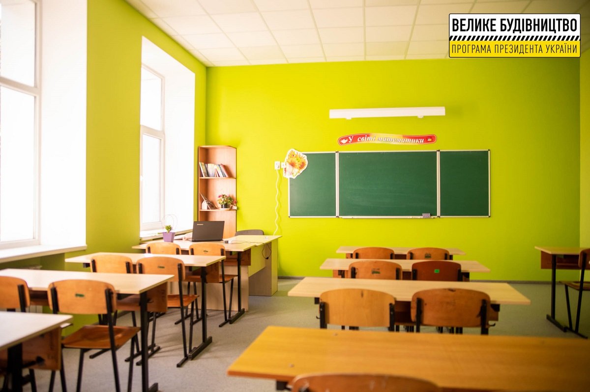 Ученики днепровской школы №104 уже учатся в обновленных классах 5