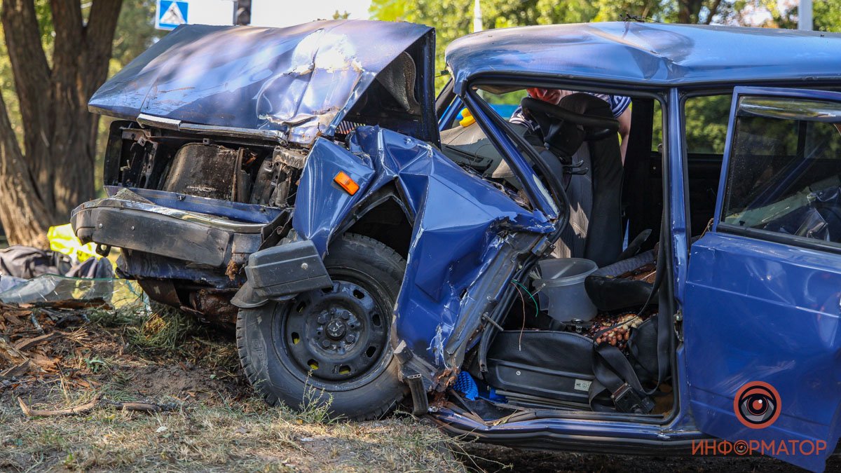 От удара машину сильно смяло От удара машину сильно смяло